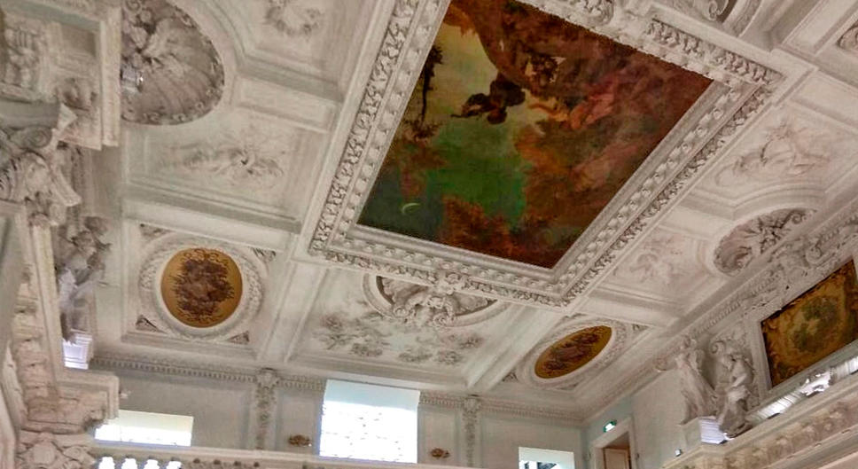 Потолки в доме декорированы лепниной и фресками