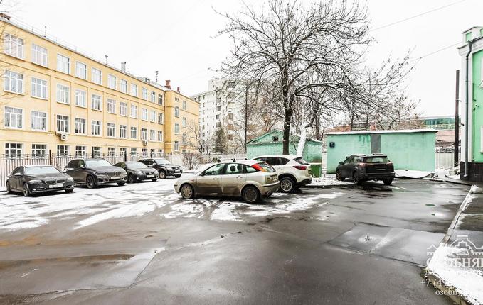 в Басманном переулке, 7, площадь 805 м