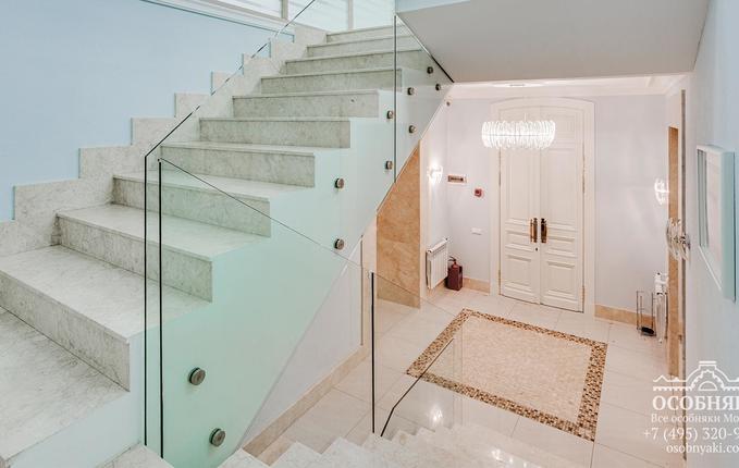 в Колпачном переулке, 6, площадь 608 м