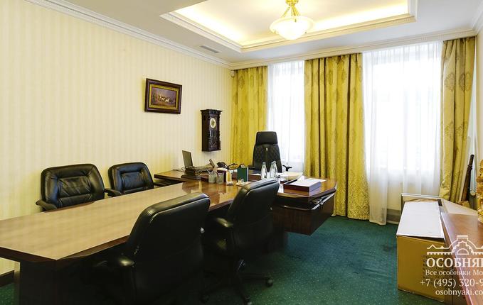 в Климентовском переулке, 10, площадь 1001 м