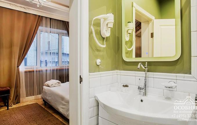 в Большом Палашевском переулке, 9, площадь 450 м