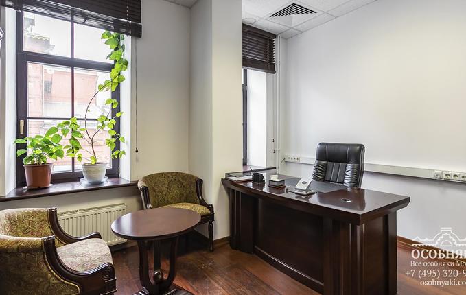 в Петровском переулке, 10, площадь 1730 м