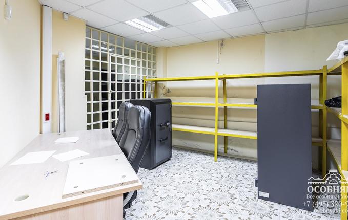 в Петровском переулке, 10, площадь 1730 м