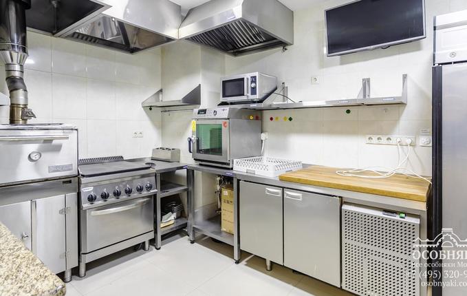 в Петровском переулке, 10, площадь 1730 м