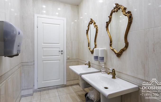 в Петровском переулке, 10, площадь 1730 м