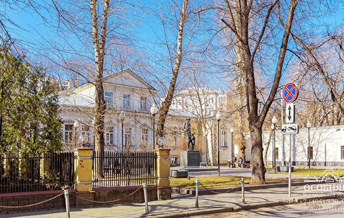 в Большом Левшинском переулке, 6, площадь 1045 м