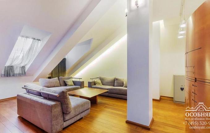 в Калошином переулке, 4, площадь 2565 м