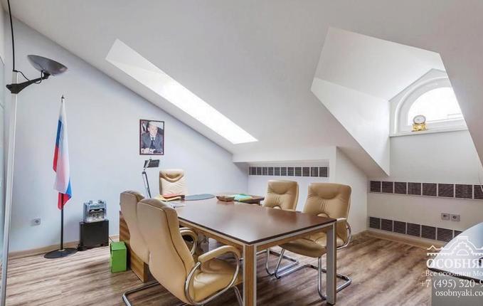 в Калошином переулке, 4, площадь 2565 м