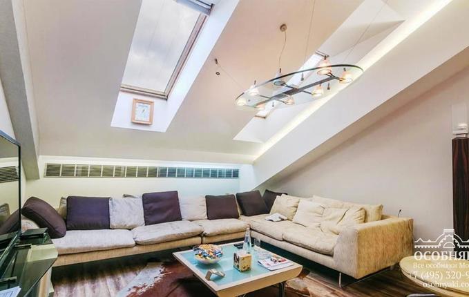 в Калошином переулке, 4, площадь 2565 м