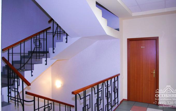 в Хохловском переулке, 10с5, площадь 917 м