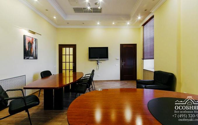 в Мерзляковском переулке, 20, площадь 2244 м