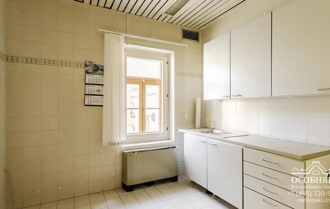 на Большой Ордынке, 37, площадь 620 м