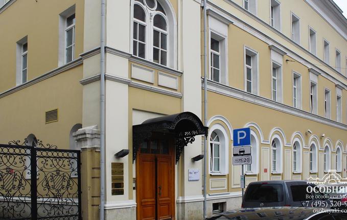 в Милютинском переулке, 10, площадь 2280 м