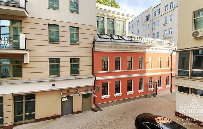 в Лялином переулке, 19, площадь 2500 м