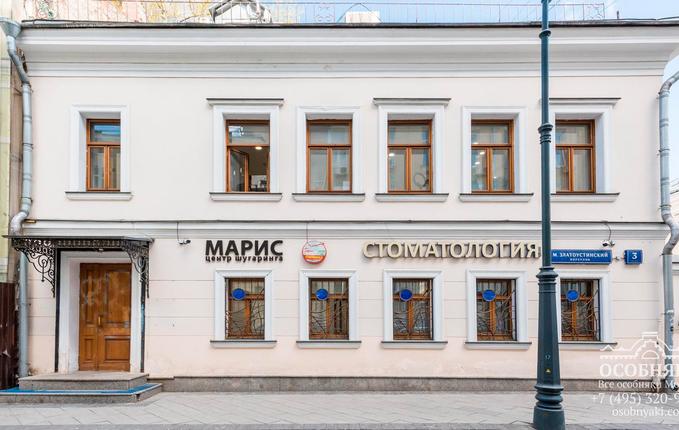 в Малом Златоустинском переулке, 3с3, площадь 1400 м