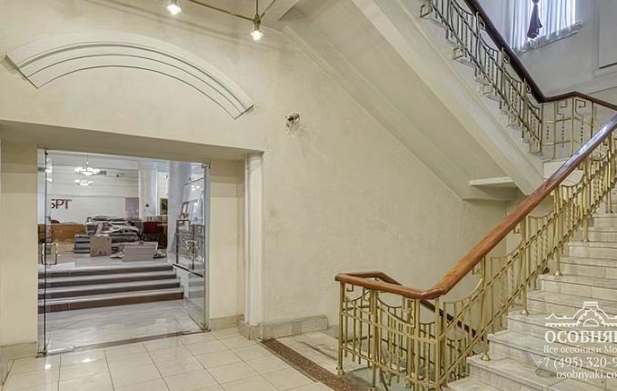 в Рыбниковом переулке, 8, площадь 1570 м