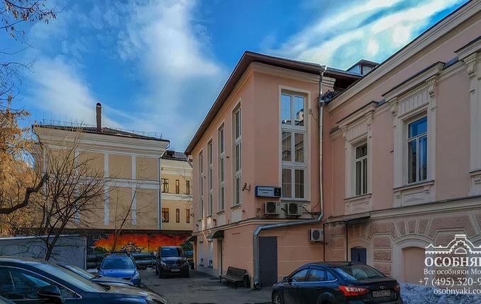 в Климентовском переулке, 1, площадь 586 м