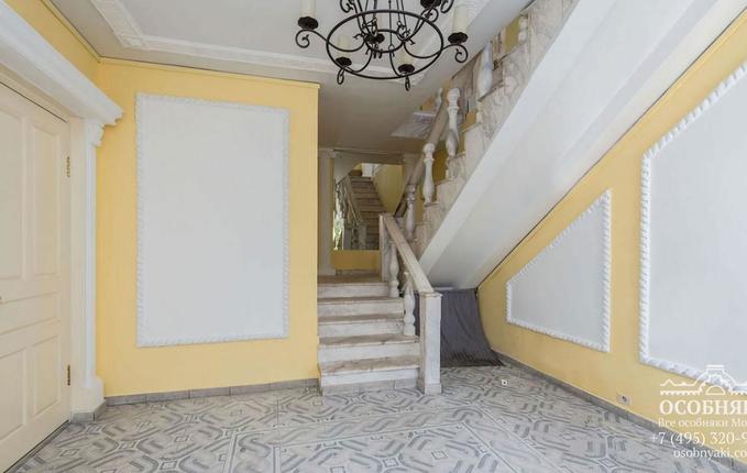 в Коробейниковом переулке, 22с2, площадь 245 м