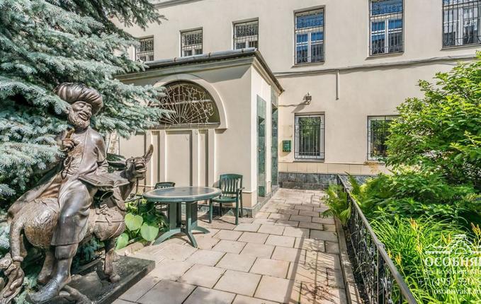 в Коробейниковом переулке, 22с2, площадь 245 м