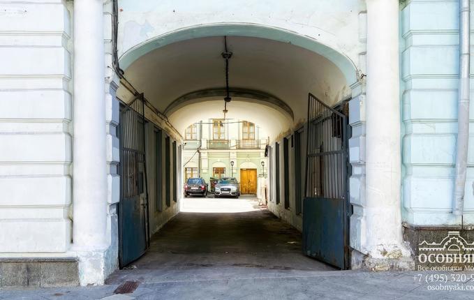 на улице Кузнецкий мост, 4, площадь 1703 м