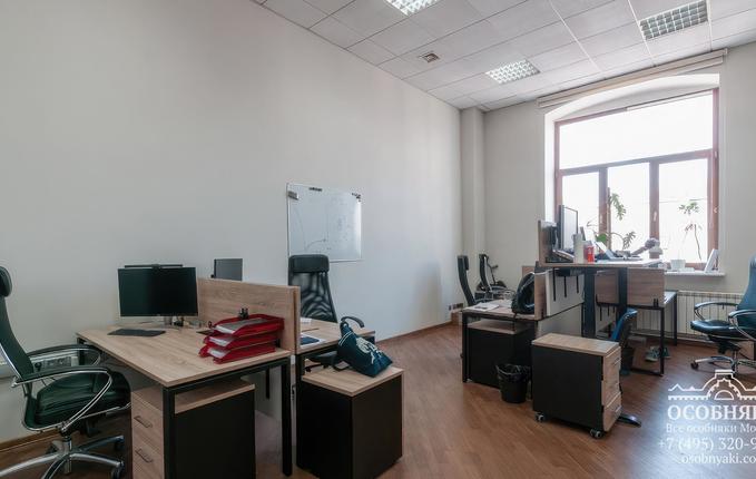 на улице Кузнецкий мост, 4, площадь 1703 м