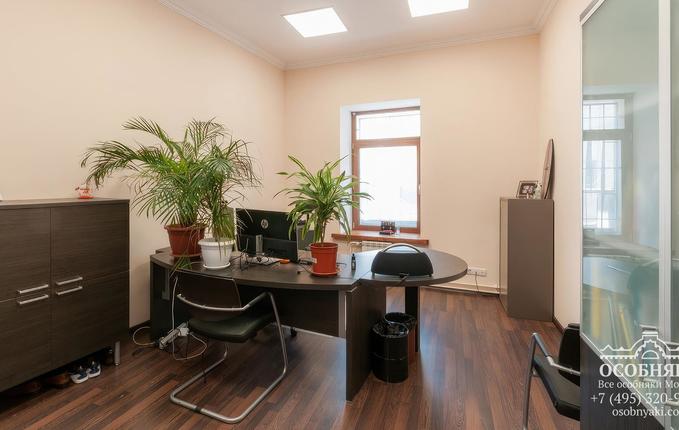 на улице Кузнецкий мост, 4, площадь 1703 м