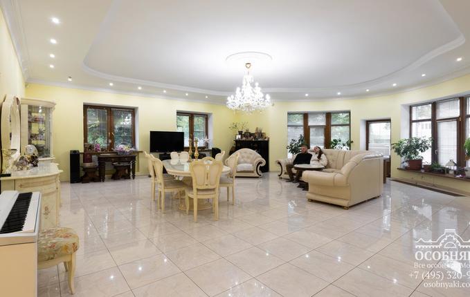 на улице Сурикова, 12, площадь 560 м