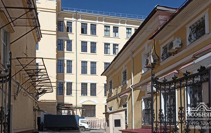 в Малом Каретном переулке, 11, площадь 3800 м