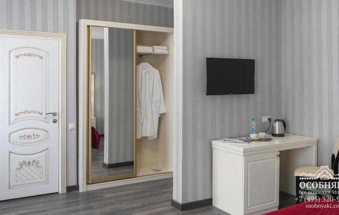 в Расторгуевском переулке, 4, площадь 1648 м