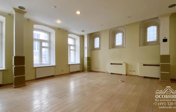 на Раушской набережной, 22, площадь 1200 м