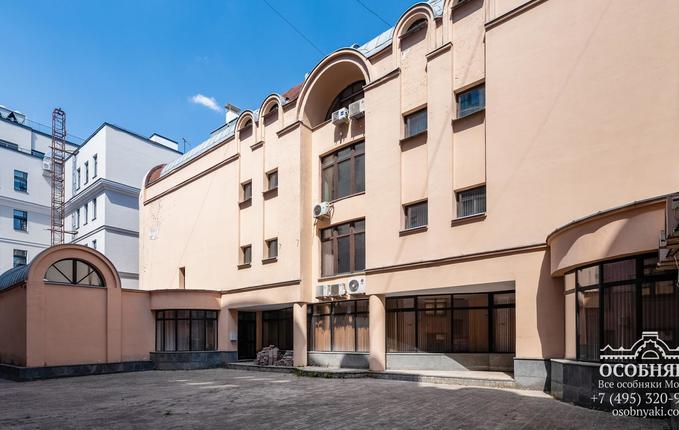 в Просвирином переулке, 6, площадь 2230 м