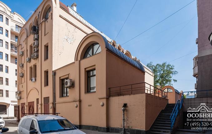 в Просвирином переулке, 6, площадь 2230 м