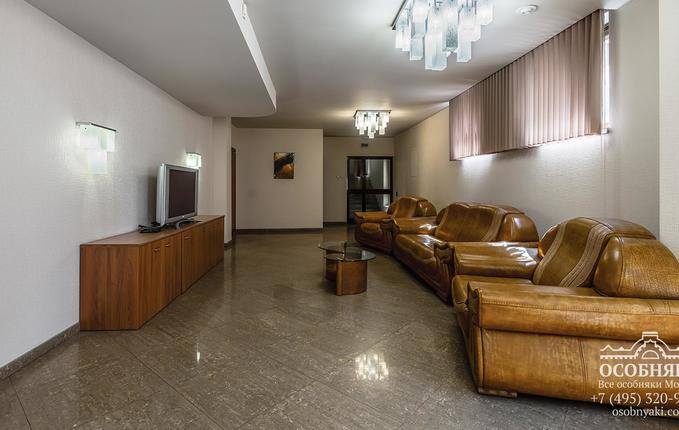 в Просвирином переулке, 6, площадь 2230 м