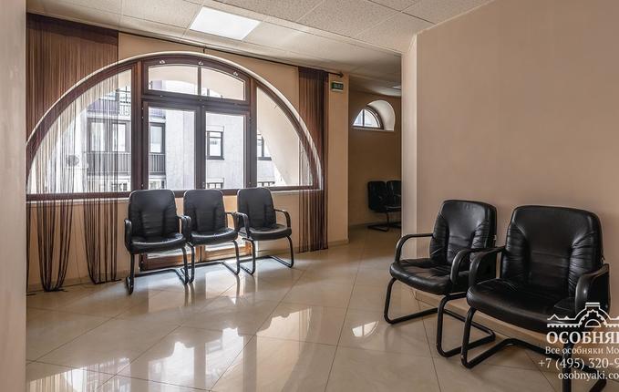 в Просвирином переулке, 6, площадь 2230 м