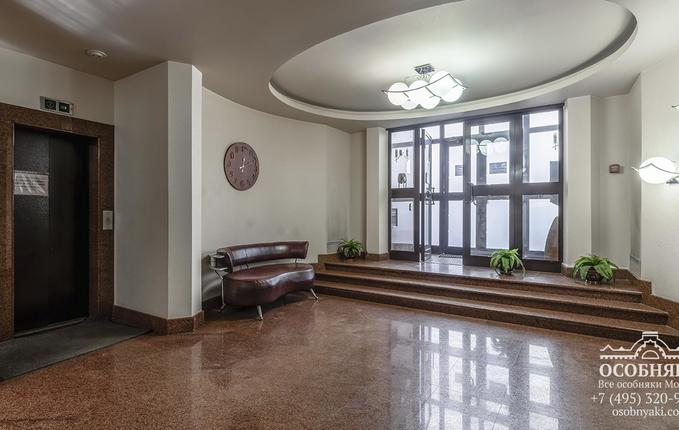 в Просвирином переулке, 6, площадь 2230 м