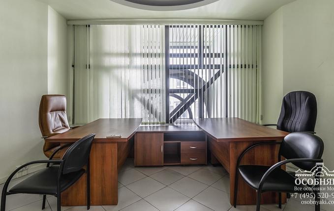 в Просвирином переулке, 6, площадь 2230 м