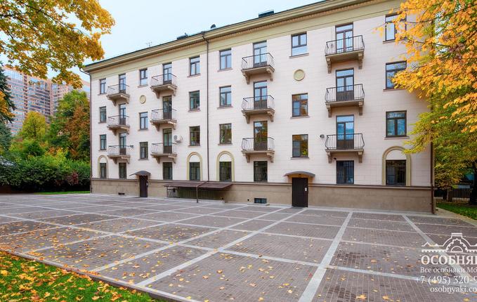 на улице Сурикова, 24, площадь 1574 м