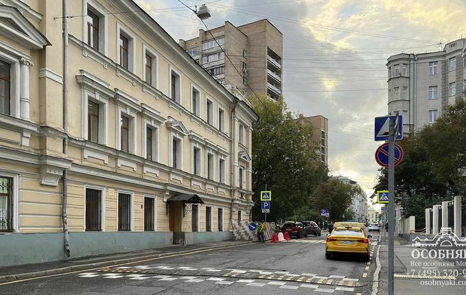 в Большом Казенном переулке, 8, площадь 832 м