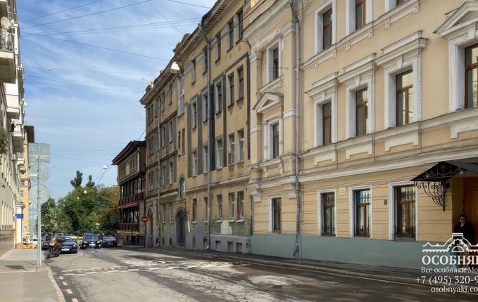 в Большом Казенном переулке, 8, площадь 832 м