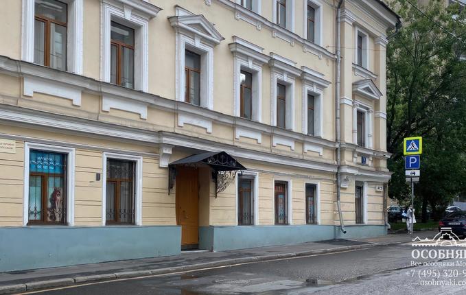 в Большом Казенном переулке, 8, площадь 832 м