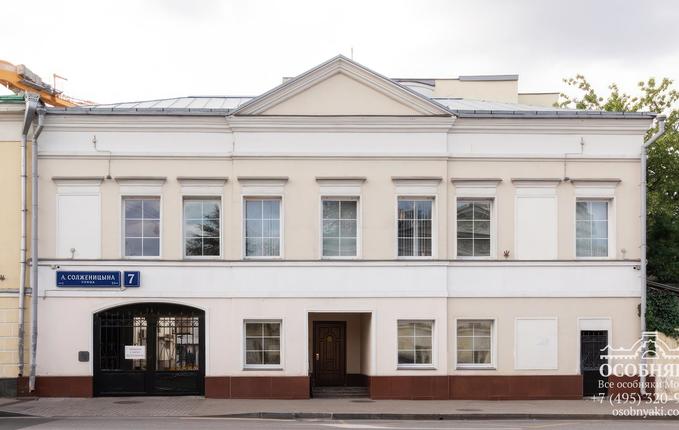 на улице Александра Солженицына, 7, площадь 2400 м