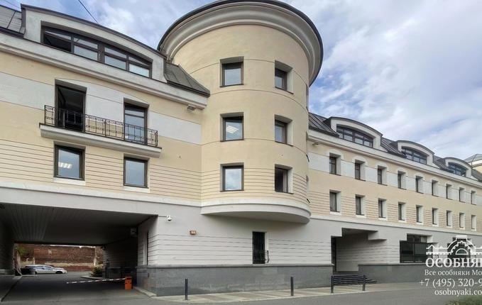 в Среднем Овчинниковском переулке, 4, площадь 2902 м