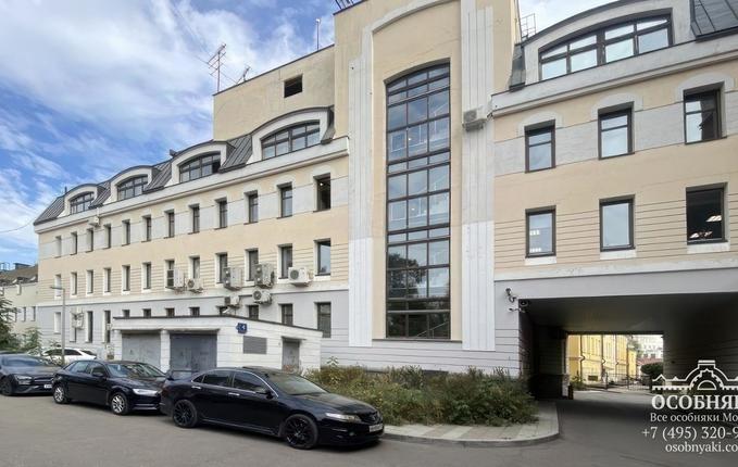 в Среднем Овчинниковском переулке, 4, площадь 2902 м