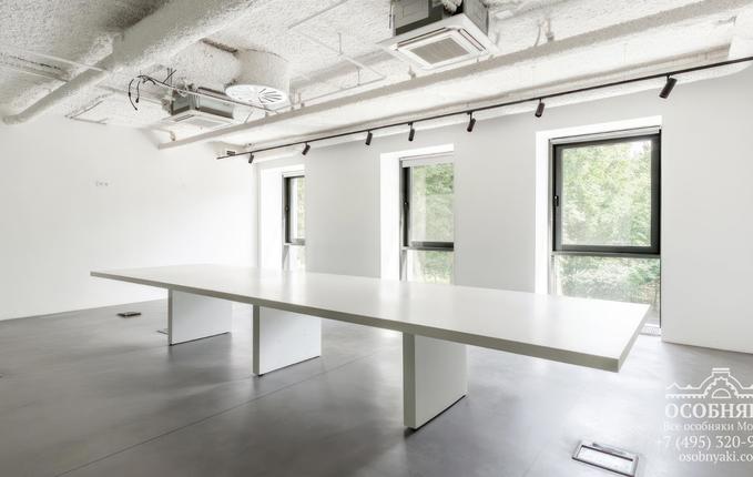 на Мантулинской улице,  7, площадь 2500 м