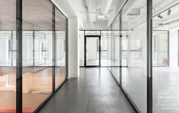 на Мантулинской улице,  7, площадь 2500 м