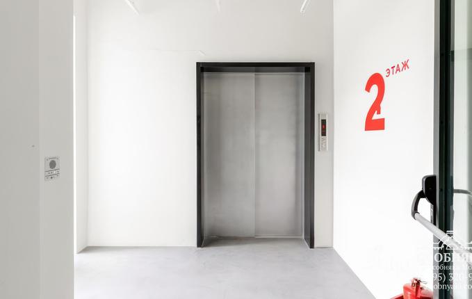 на Мантулинской улице,  7, площадь 2500 м