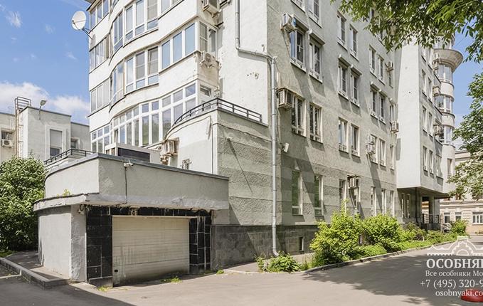 в Большом Казенном переулке, 2, площадь 1001 м