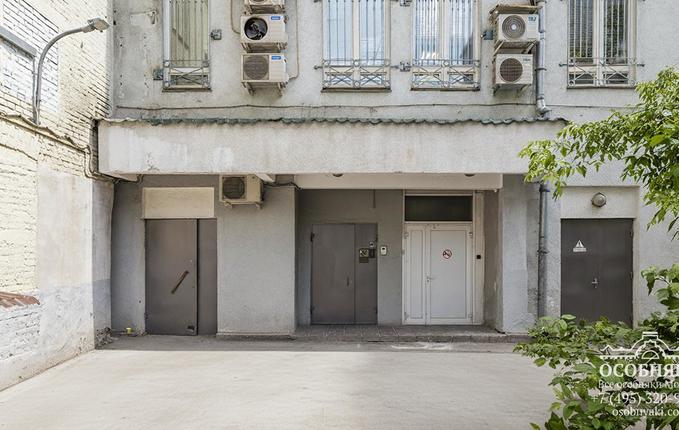 в Большом Казенном переулке, 2, площадь 1001 м