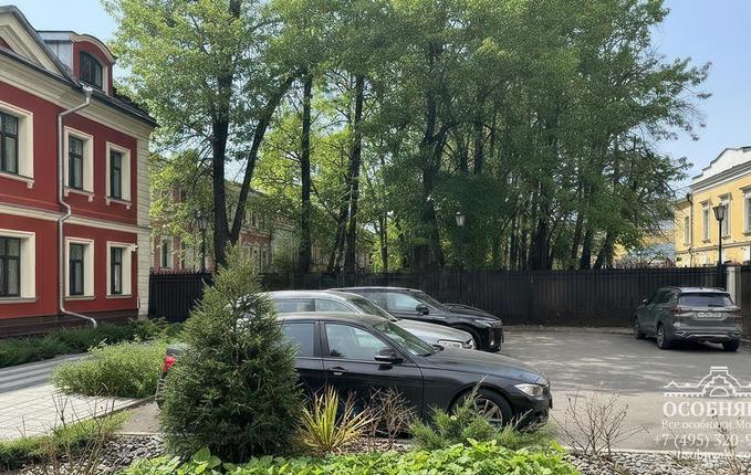 в Большом Харитоньевском переулке, 19, площадь 1039 м