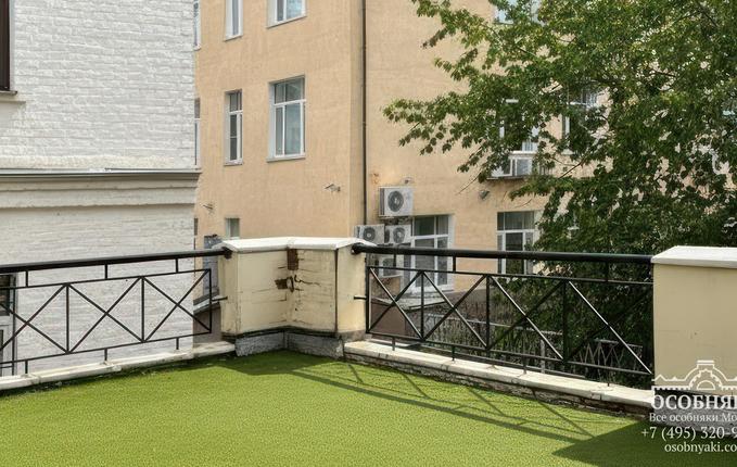 в Хохловском переулке, 10с3, площадь 911 м